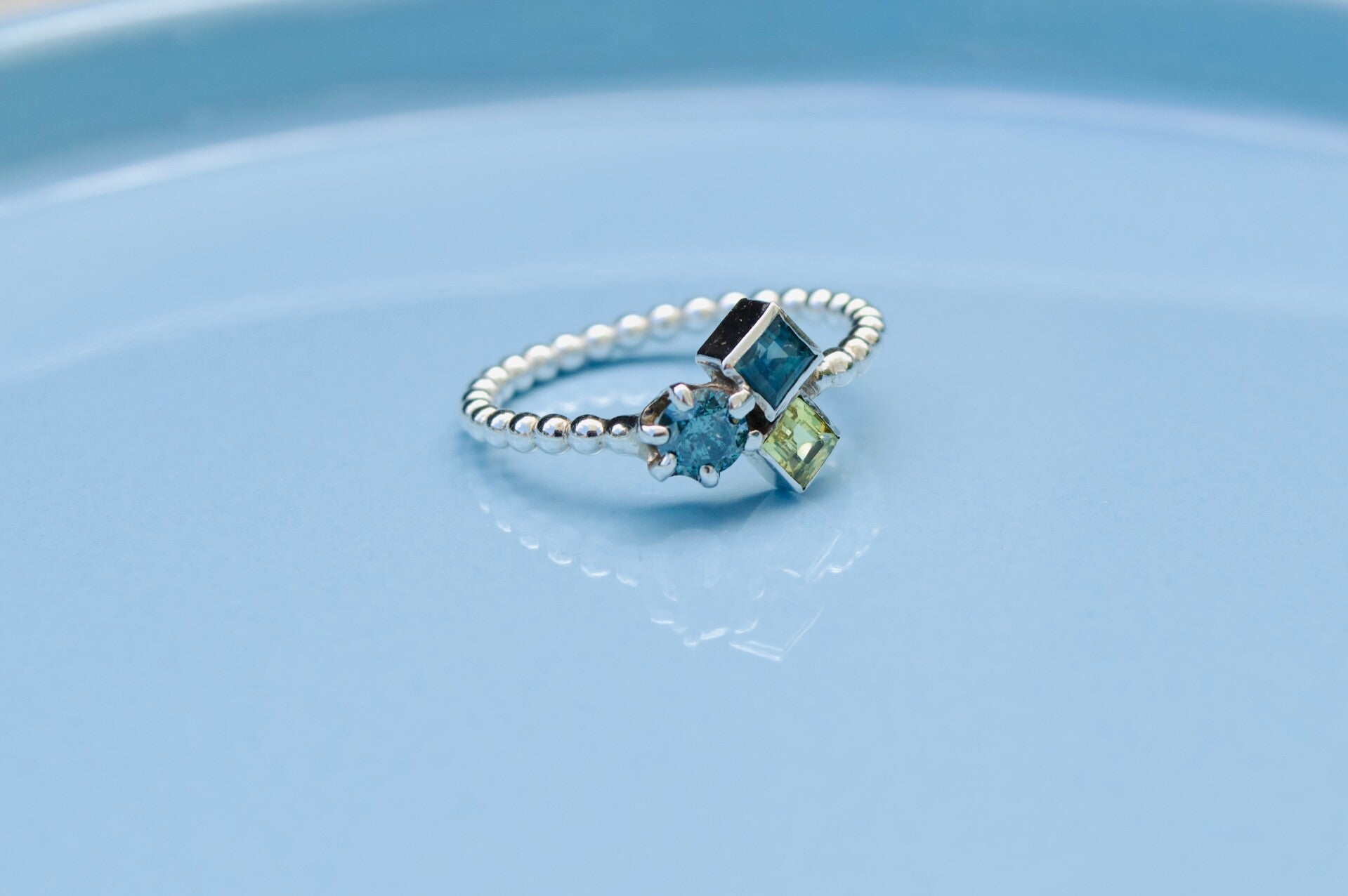 Ring met saffier en blauwe diamant