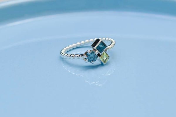 Ring met saffier en blauwe diamant