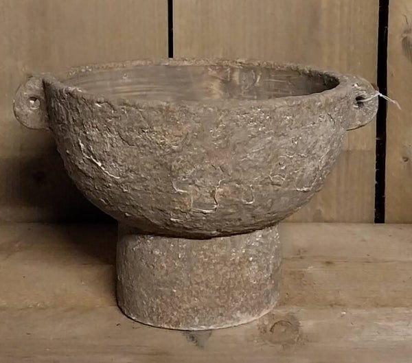 Stoere schaal op voet