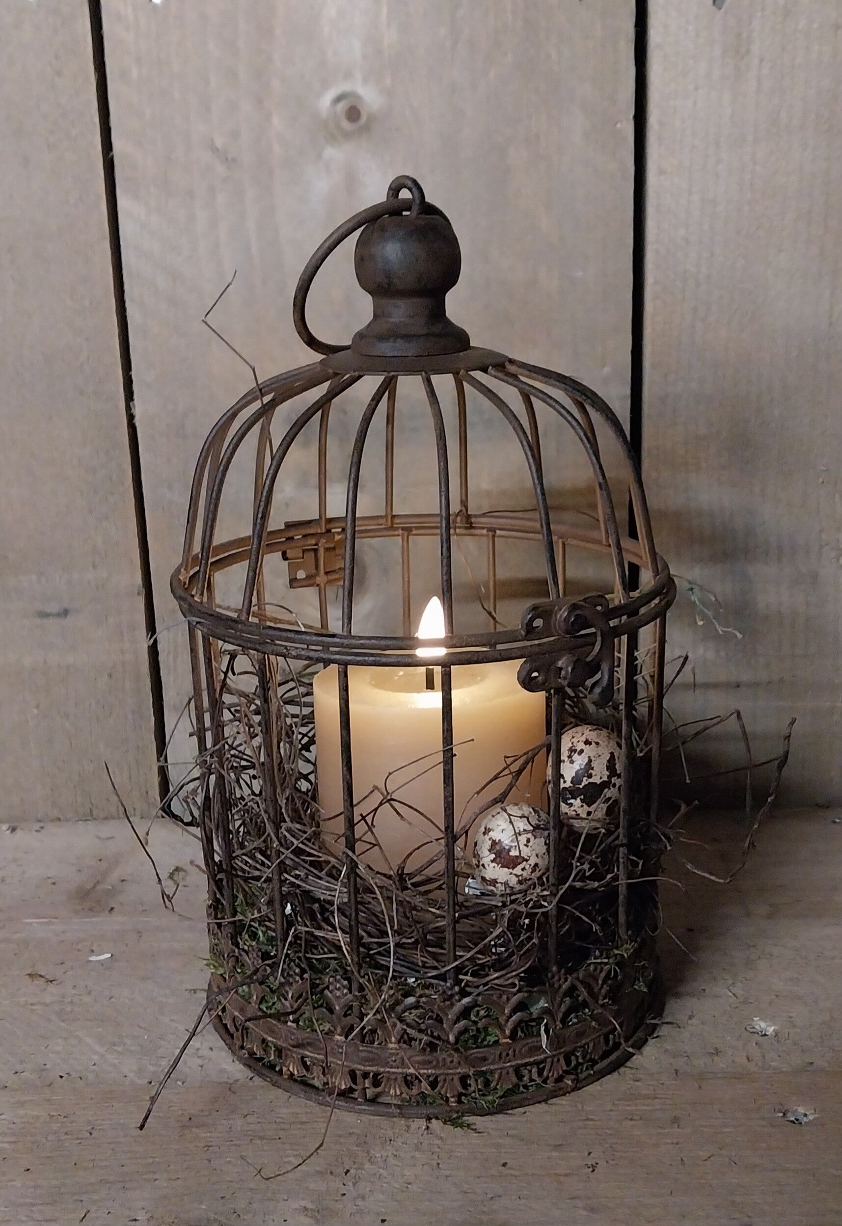 vogel kooitje opgemaakt