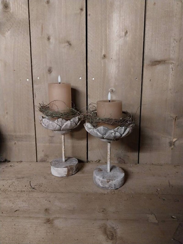 Bloemvormig betonnen kaarsen stander.