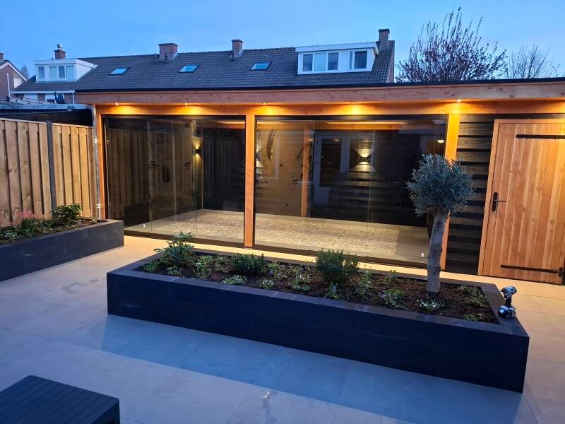 Veranda met glaswanden en berging