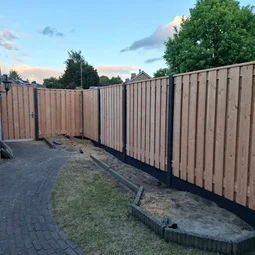 Hout-beton schutting douglas met tuinpoort