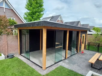 Veranda met glazen schuifwand