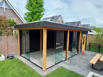 Veranda met glazen schuifwand