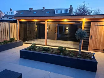 veranda met glaswand en electra