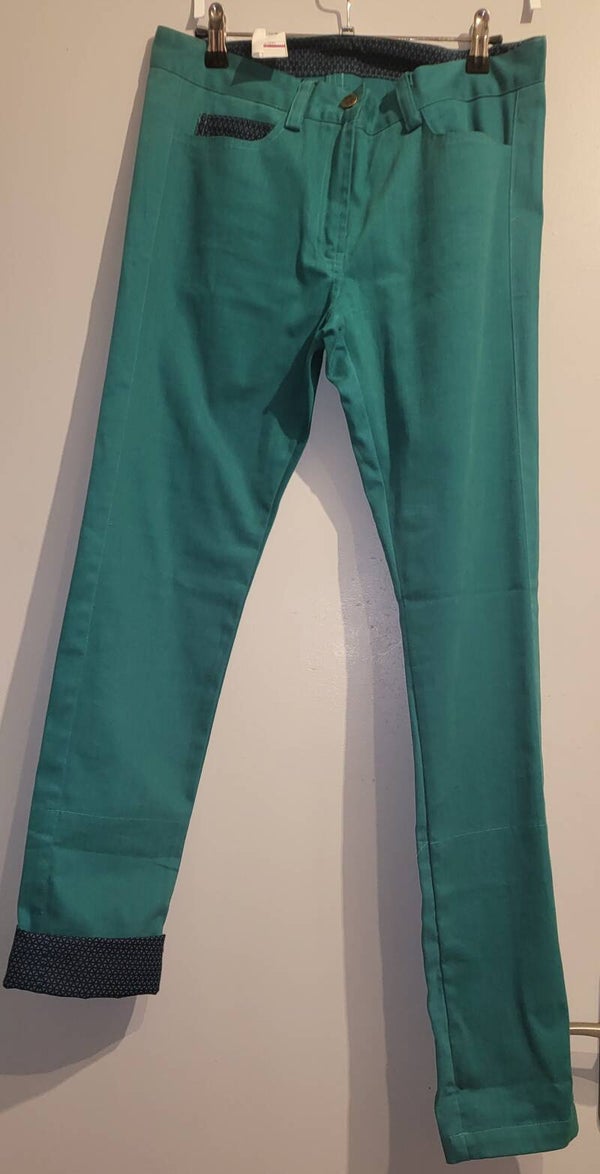 Pantalon vert avec motifs