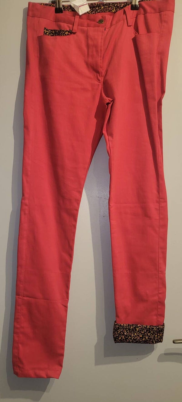 Pantalon rouge avec motifs