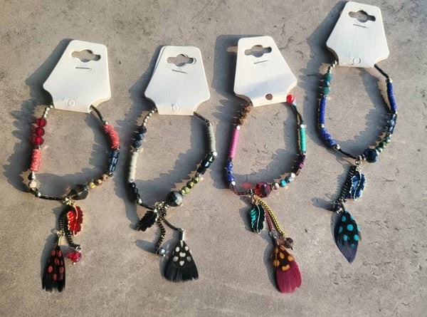 Bracelet élastique perles et plume