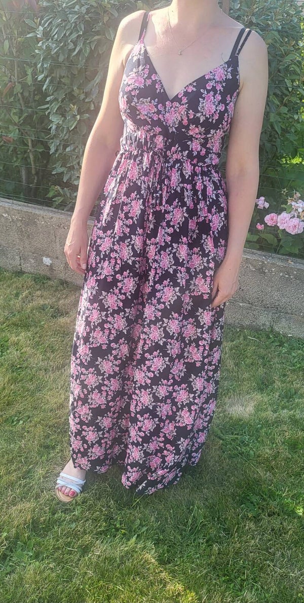 Robe longue noire et petites roses