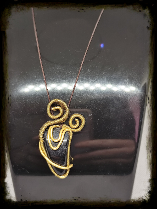 Talisman de Protection : Pendentif Œil de Faucon Sculpté dans le Fil