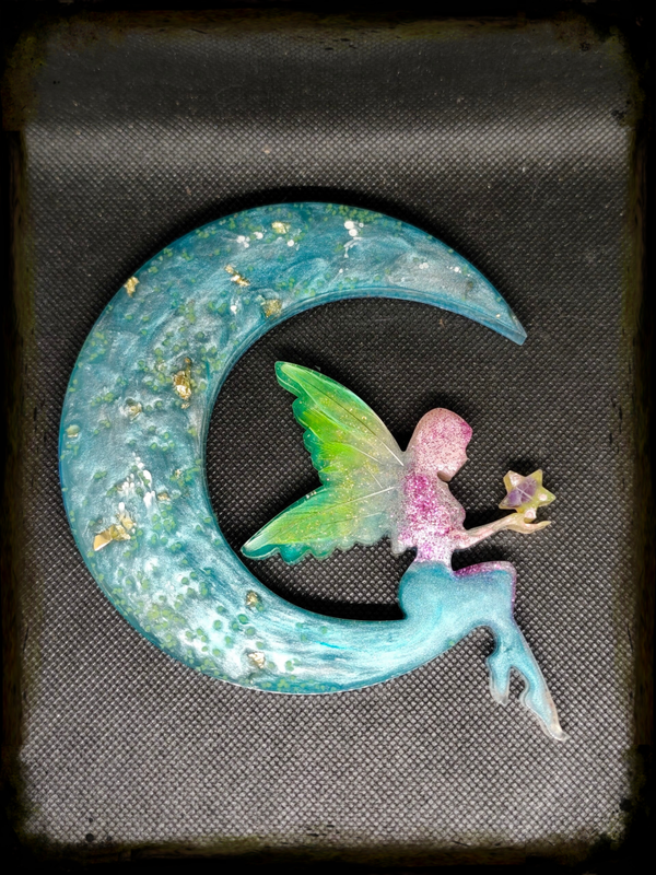 Fée Céleste sur Croissant de Lune en Résine : Création Scintillante avec Effet Phosphorescent Vert Néon.