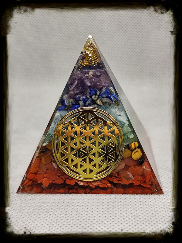 Pyramide Orgonite 7 Chakras avec Fleur de Vie Dorée (6 x 6 cm)