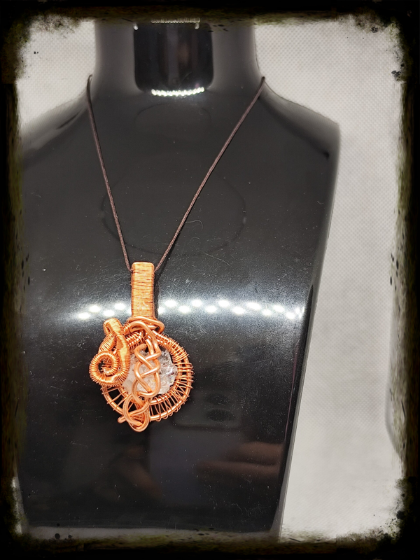Pendentif "Nœud de Lumière" : Cristal de Roche Brut et Cuivre Naturel