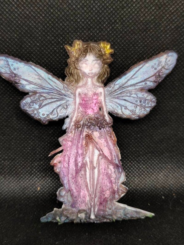 L'Éclat Mystique de l'Aube : Fée Décorative en Résine, Ailes Opalescentes et Corps Scintillant "Glow-in-the-Dark".