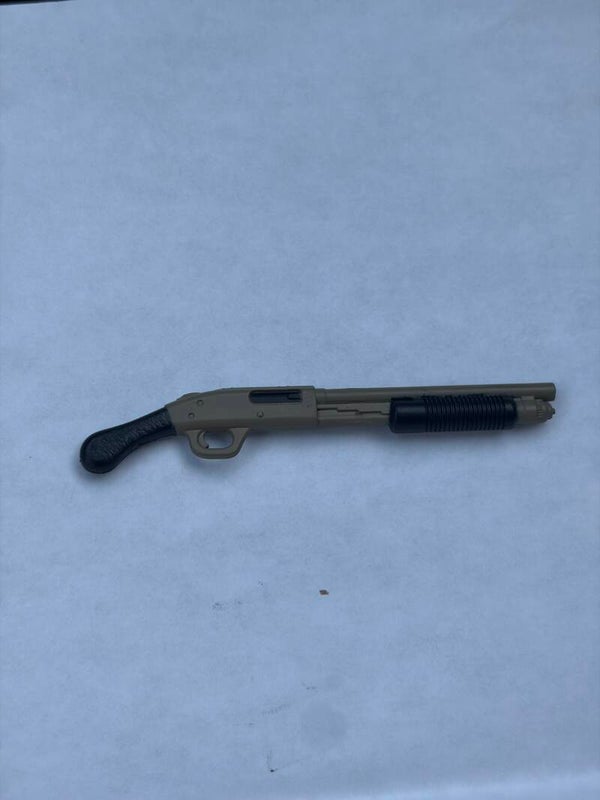 Mossberg pump shotgun black and green 1/12