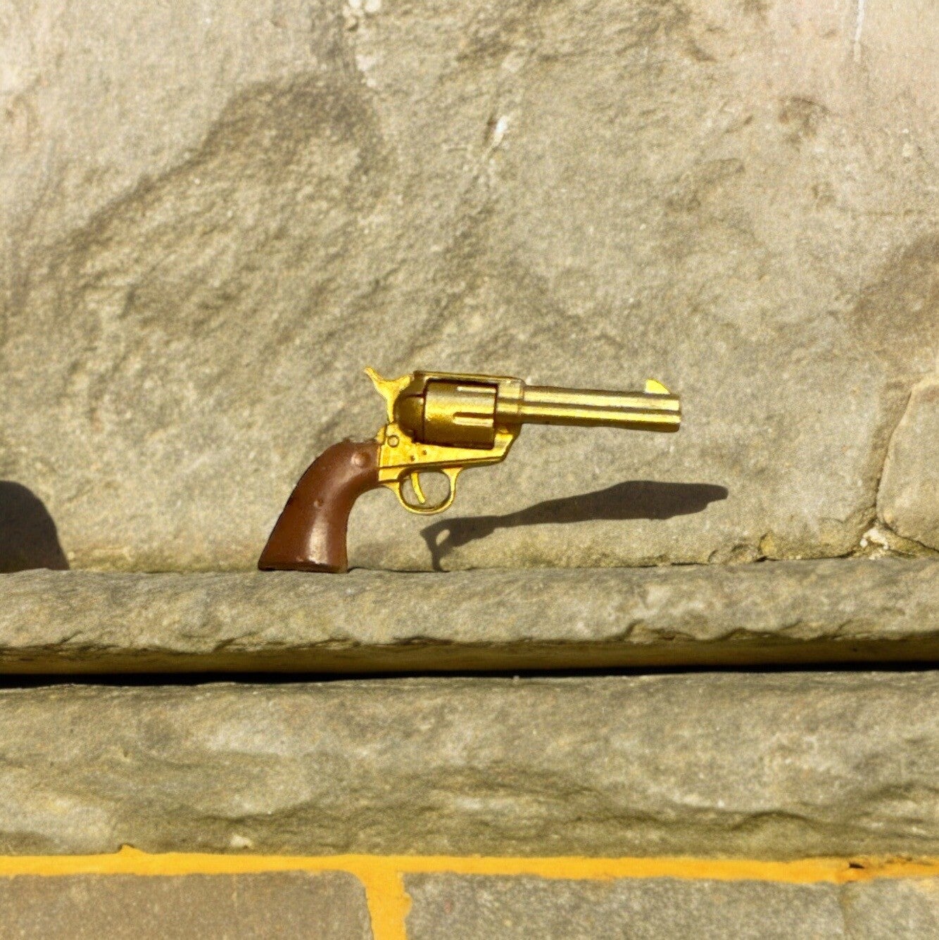 Colt 45 gold revolver gun fighter 1/6