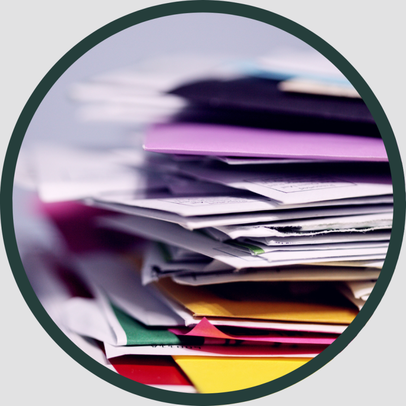 Administratie ordenen. Afbeelding is een stapel ongeopende post.