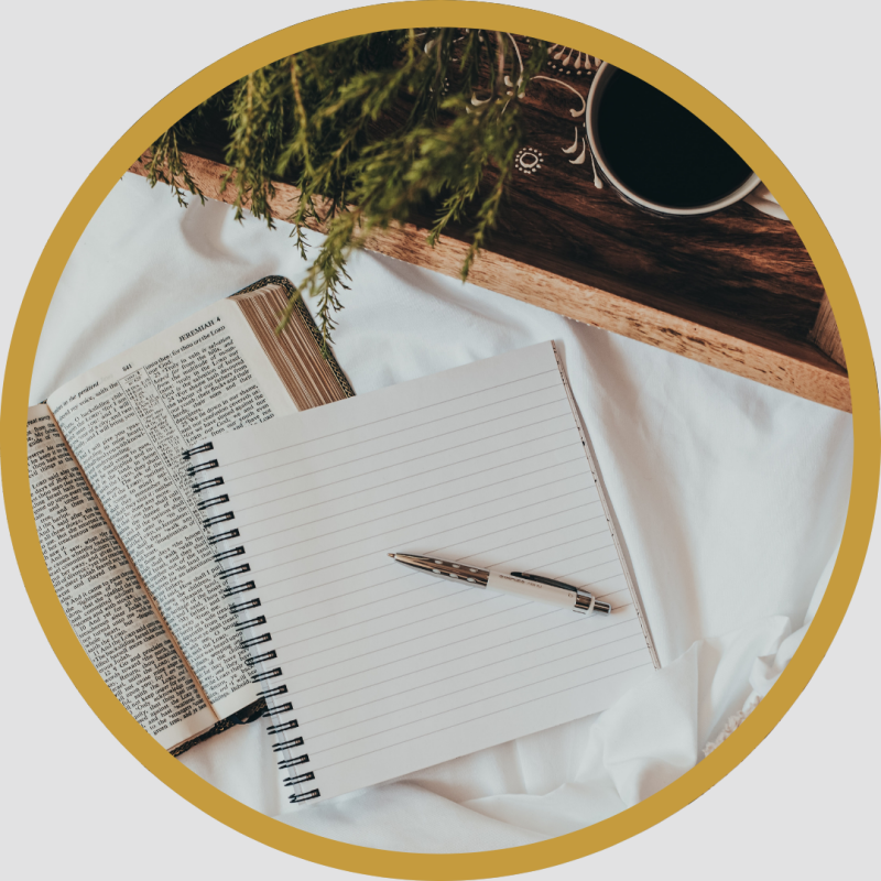 Weten wat waarde heeft als titel bij de afbeelding van een bijbel opengeslagen met notitieboek en pen bijErika Stolk Professional Organizer