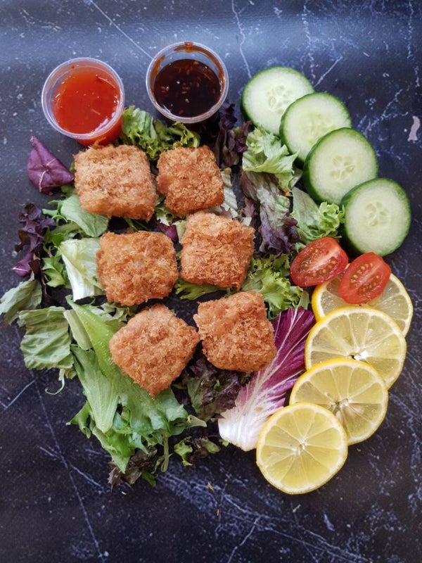 Garnalen Nuggets 6 stuks met chilisaus zo warm mogelijk geleverd