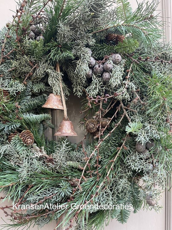 Krans kerst 50 cm, rondgebonden nobilis krans, cypresse, kiefer, lariks vrucht, 2 roestige belletjes.