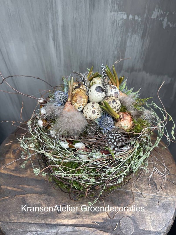 Paasnest, 20cm, eitjes, blauwdruifje, veertjes.