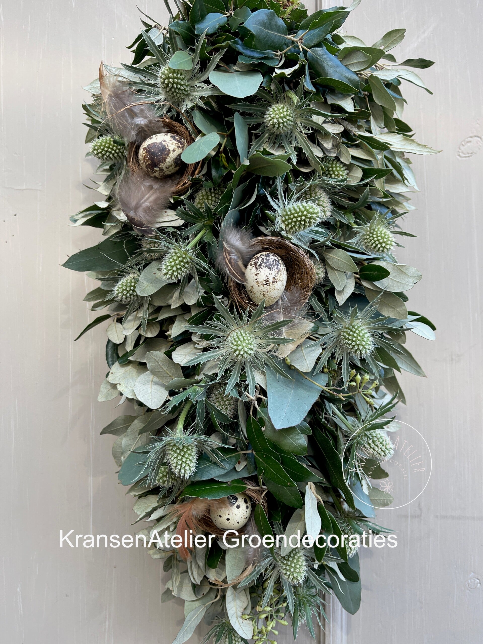 Paastoef 50cm, steeneik, eucalyptus, groene distels en 3 nestjes.