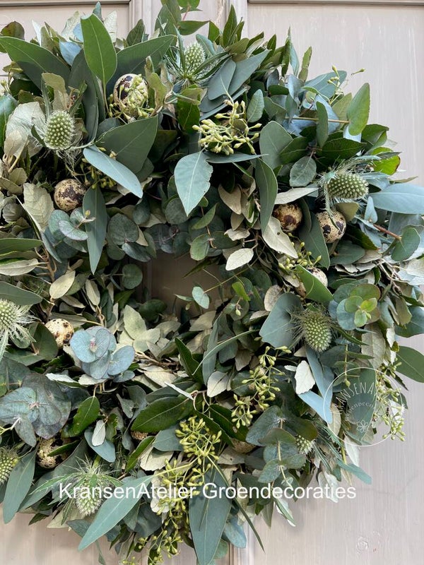 Krans paas 40cm, Steeneik, Eucalyptus, groene distels, eitjes