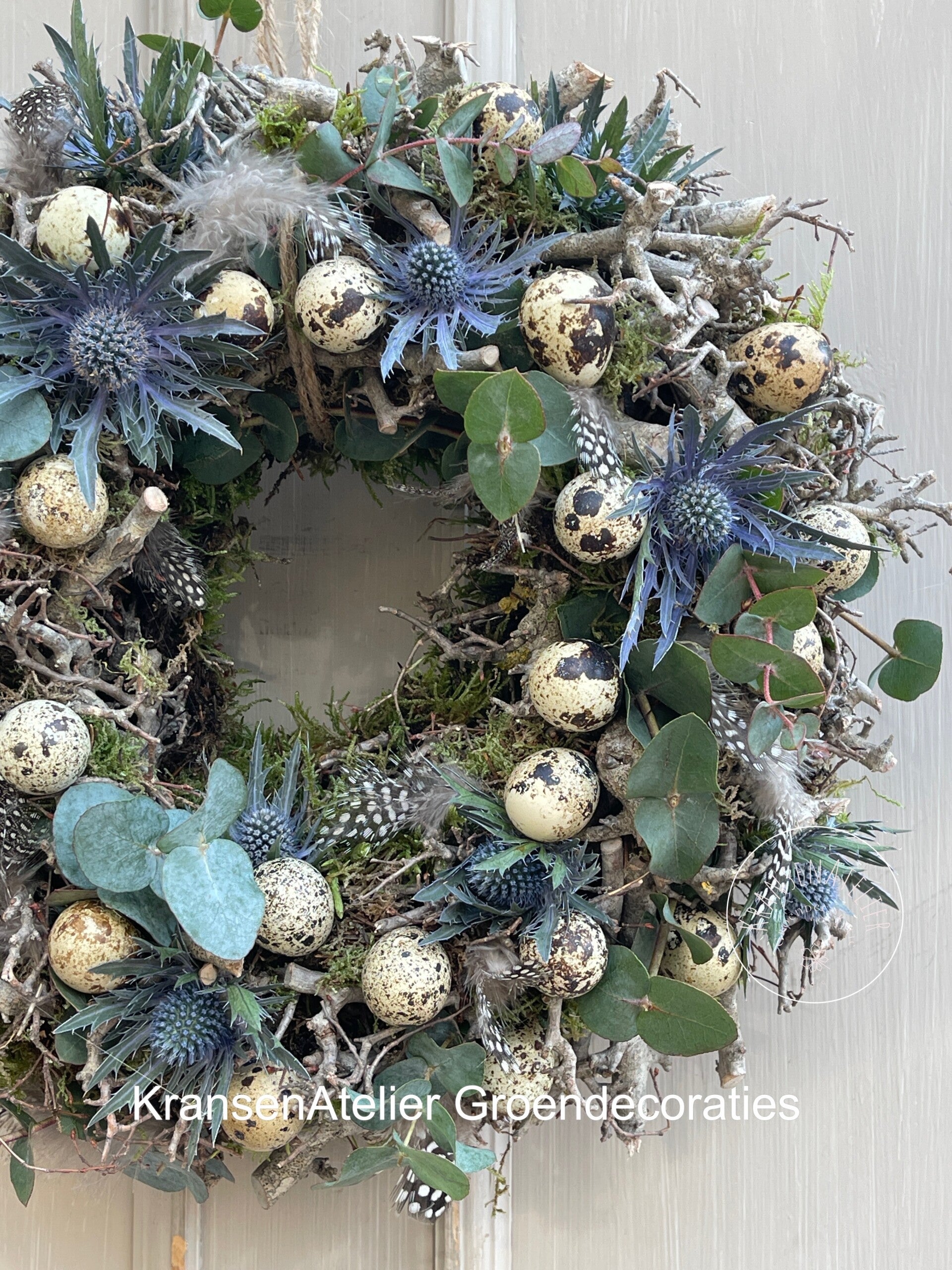 Krans 35cm, Bonsai hout, Eucalyptus, blauwe Distels, eitjes, veertjes.