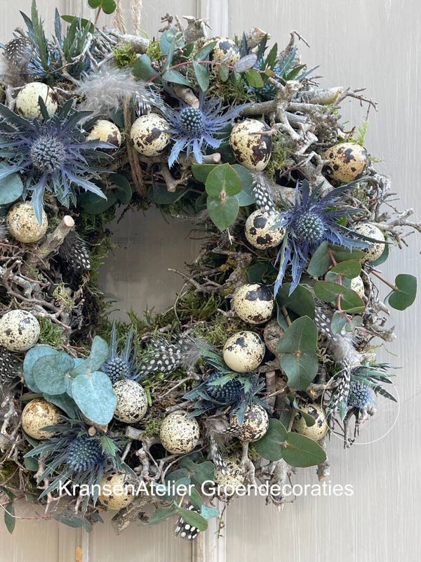 Krans 35cm, Bonsai hout, Eucalyptus, blauwe Distels, eitjes, veertjes.