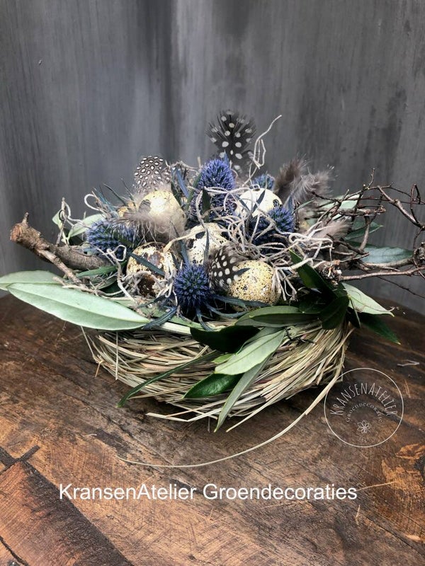 Paasnest mini 15cm, Blauwe distel, eitjes, veertjes en olijfblad.