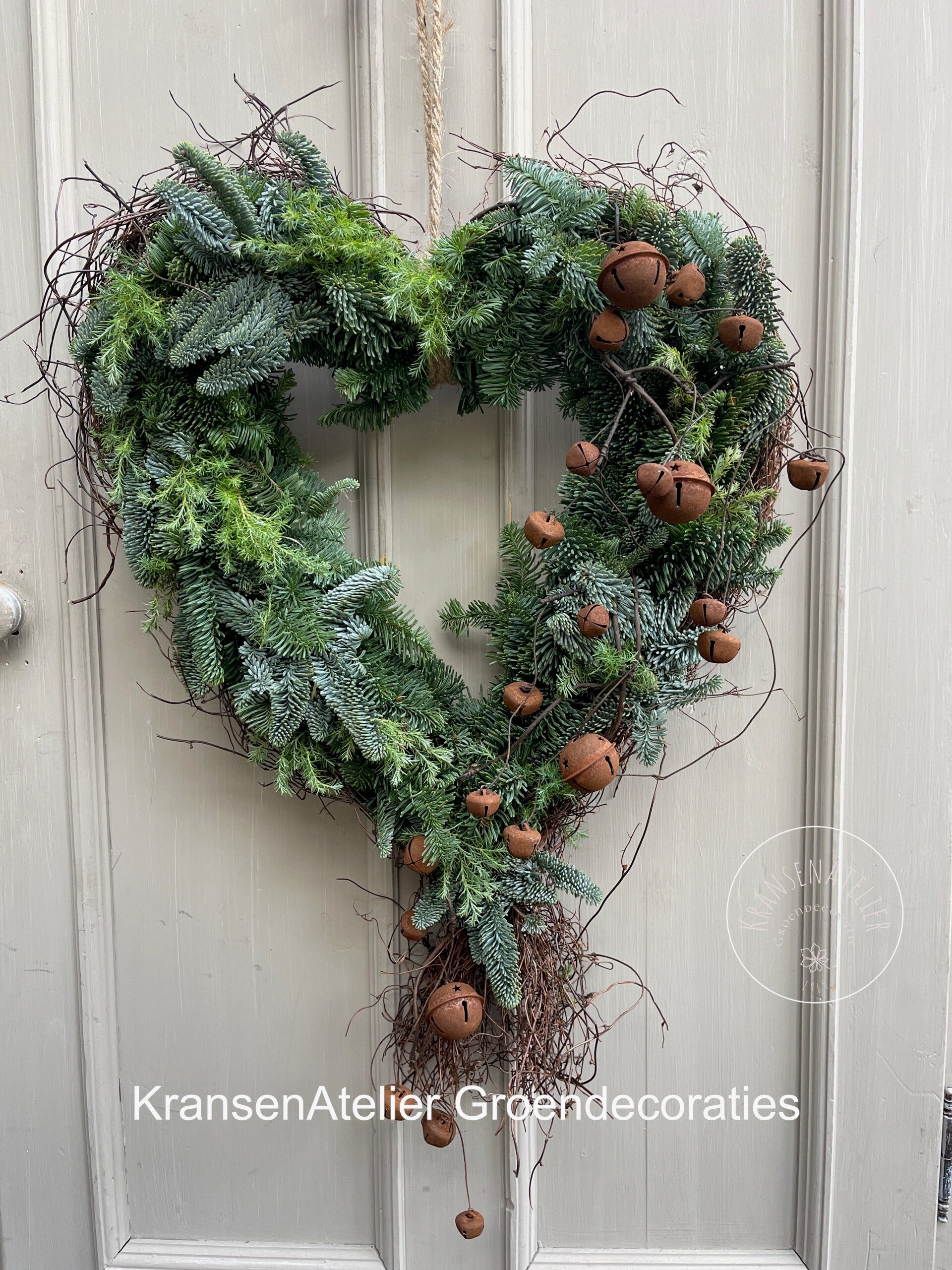 Kersthart 60cm, kerstgroen roestige belletjes.