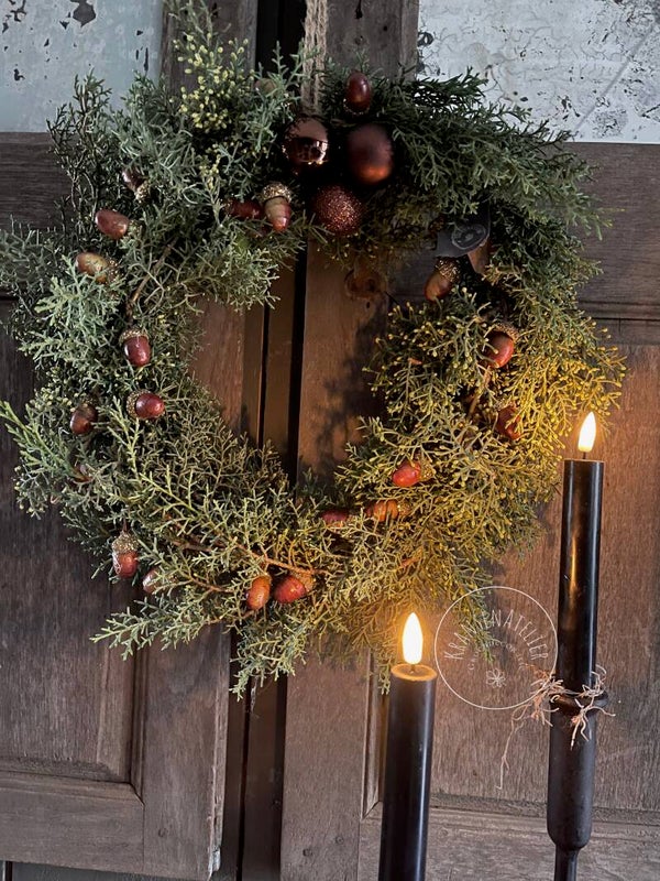 Krans 35 cm kerst, riet, cypresse, eikeltjes met goud