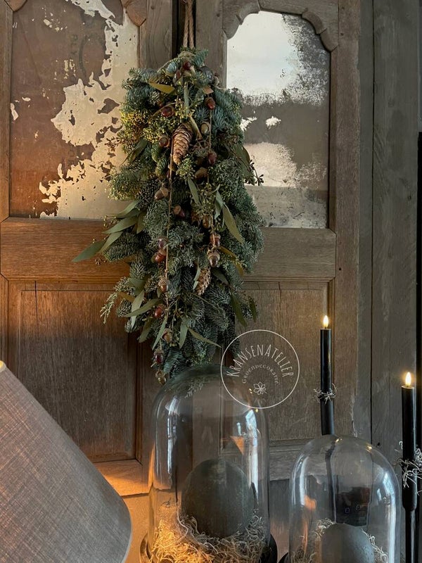 Toef 70 cm kerst, eikeltjes slinger, nobillis, cyprese, bloeiende eucalyptus, 3 sparrenappels.