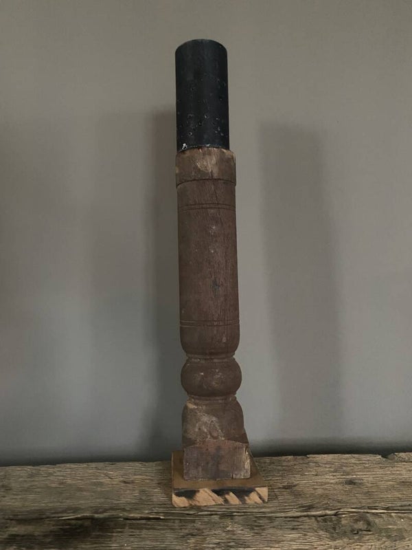 Oude houten kandelaar