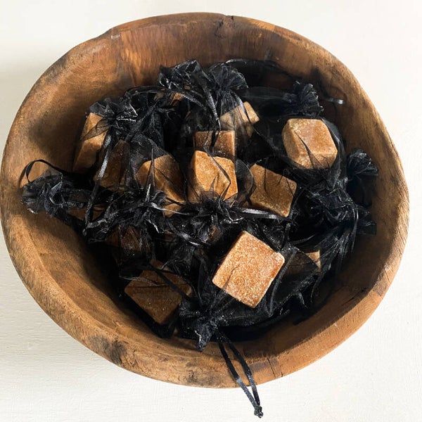 Amber geur blokje in zwart organza zakje