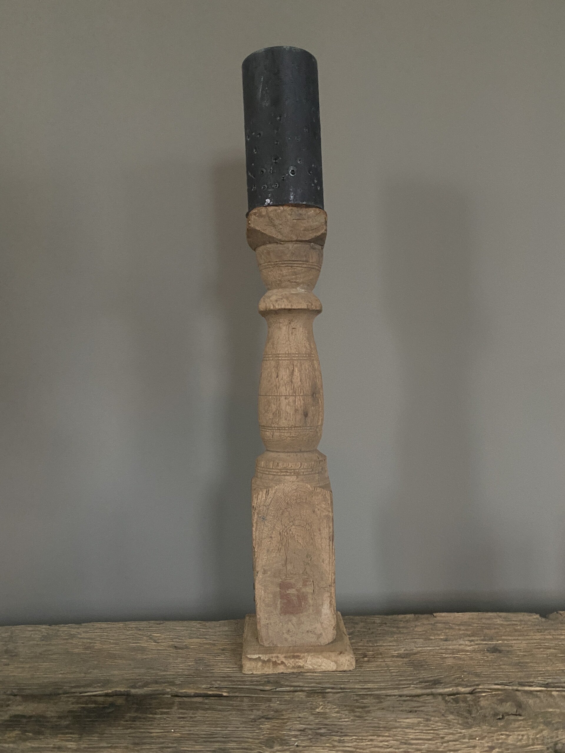 Oude houten kandelaar