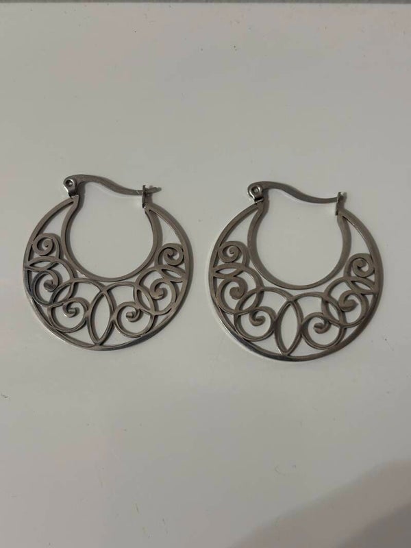 PENDIENTES DE ACERO INOXIDABLE CON DISEÑO CALADO. TAMAÑO: 40 X 32 MM