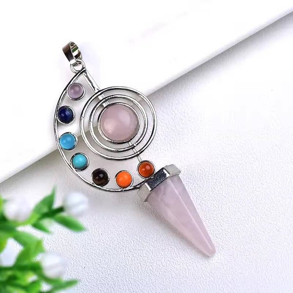 COLGANTE PUNTA FACETADA EN CUARZO ROSA DE 69 X 31 MM CON PIEDRAS DE LOS CHAKRAS