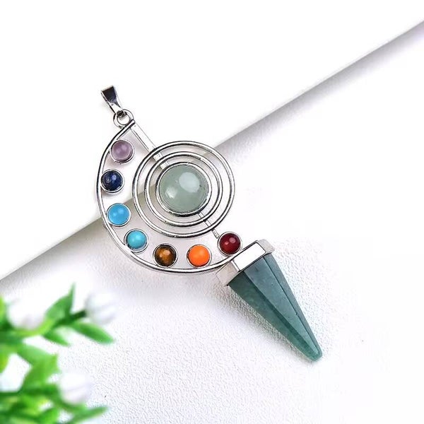 COLGANTE PUNTA FACETADA EN VENTURINA VERDE DE 69 X 31 MM CON PIEDRAS DE LOS CHAKRAS