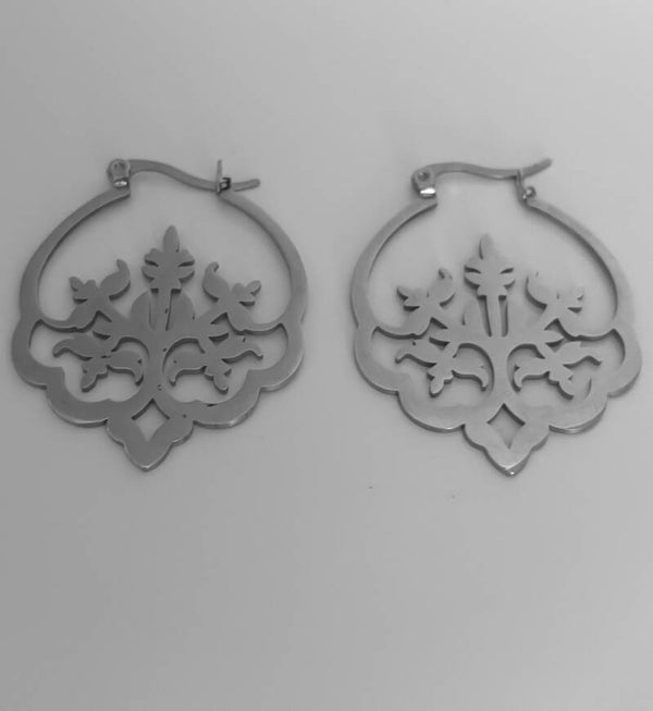 PENDIENTES DE ACERO INOXIDABLE CON DISEÑO CALADO. TAMAÑO: 42 X 33 MM