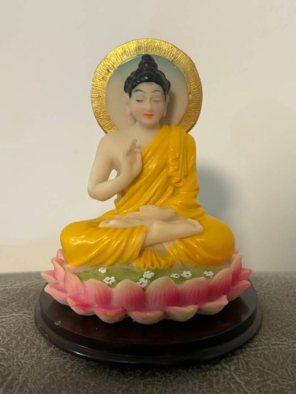 FIGURA DE BUDA GAUTAMA EN CERÁMICA 11 X 10 CM CON BASE DE MADERA. PINTADA A MANO