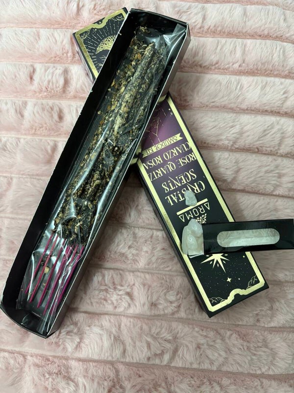 PAQUETE DE 20 GRAMOS DE VARILLAS INCIENSO CRISTALES DE LA MARCA AROMA: CUARZO ROSA