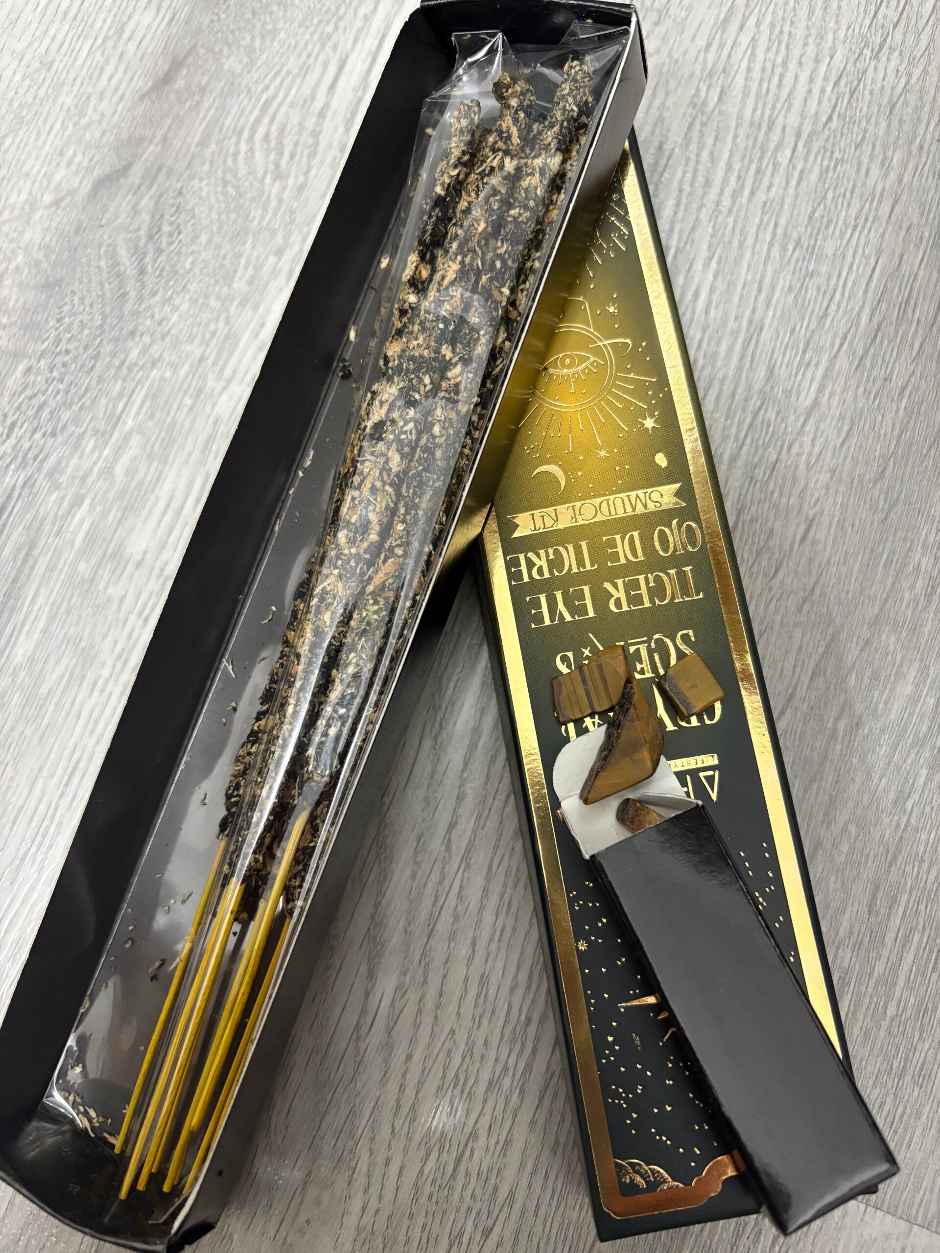 PAQUETE DE 20 GRAMOS DE VARILLAS INCIENSO CRISTALES DE LA MARCA AROMA: OJO DE TIGRE