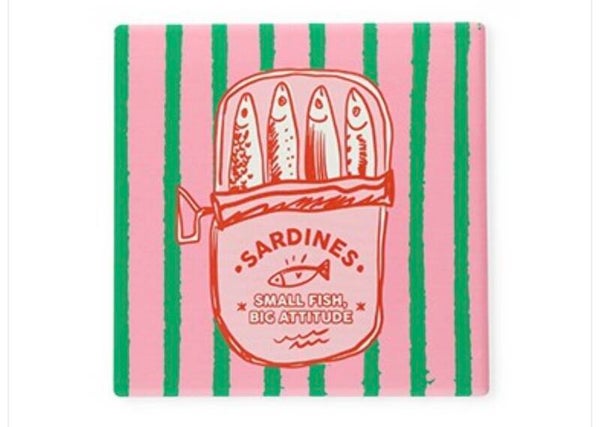 TEGELTJE MET TEKST “SARDINES. SMALL FISH, BIG ATTITUDE” PINK-RED-GREEN-WHITE