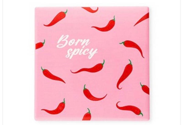 TEGELTJE MET TEKST “BORN SPICY” PINK-RED-GREEN-WHITE