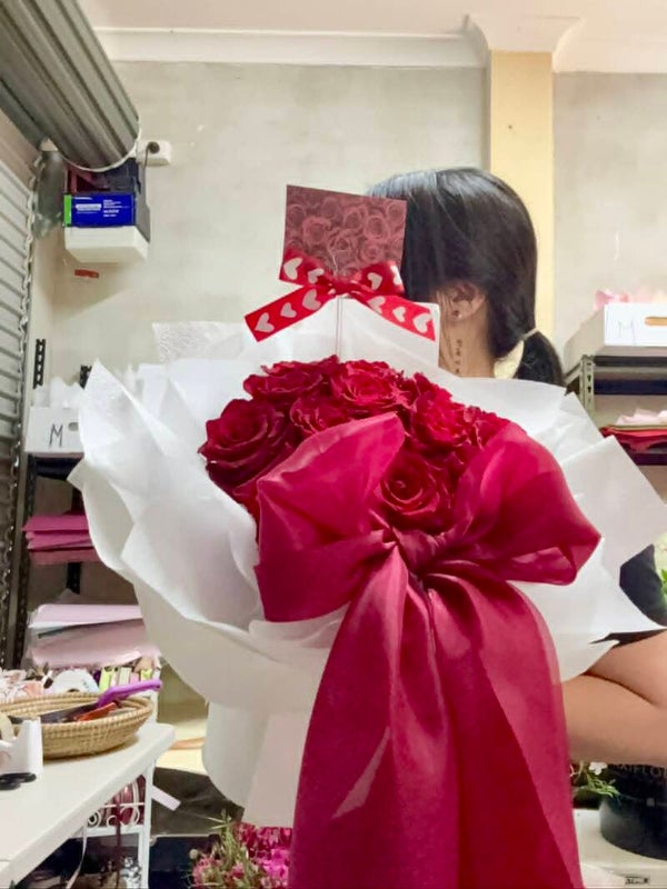 12 red roses