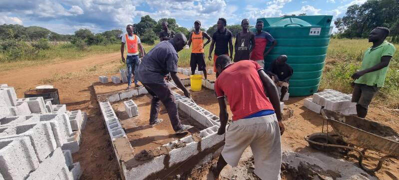 Die Dorfgemeinschaft baut eine Trinkwassertank-Konstruktion