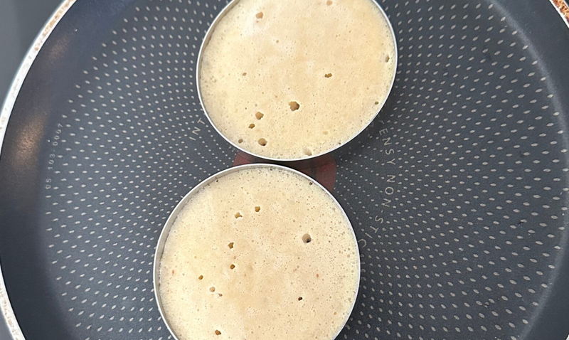 Pannenkoekenbeslag in serveerring