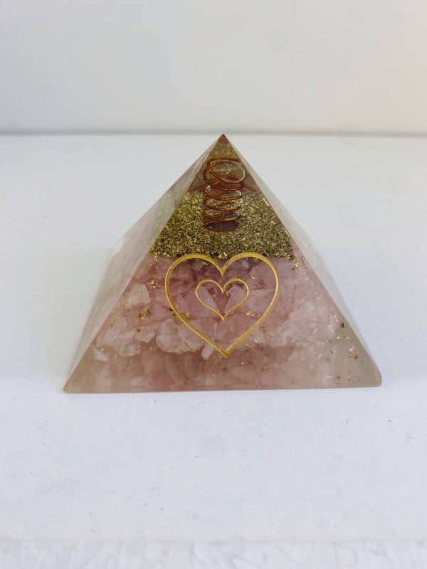 Orgoniet piramide rozenkwarts met hart